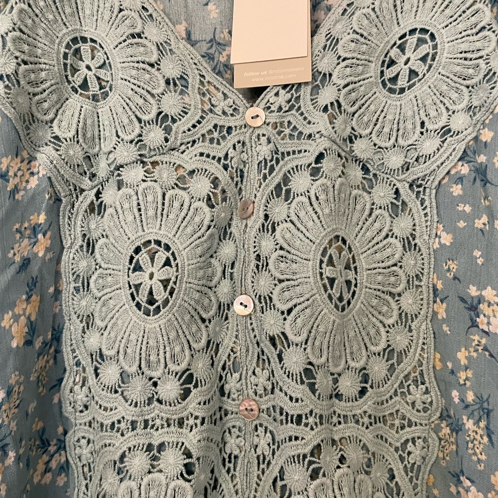 NWT Miss Me Buckle Blue Floral with crochet overlay flutter sleeve tunic blouse - Picture 5 of 9
